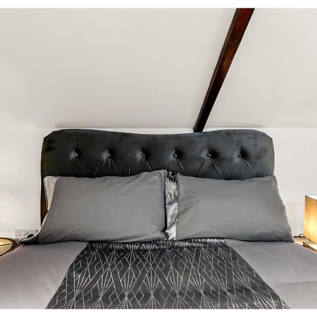 Sleek And Modern Studio With Minimalist Vibe Chelmsford Exterior foto