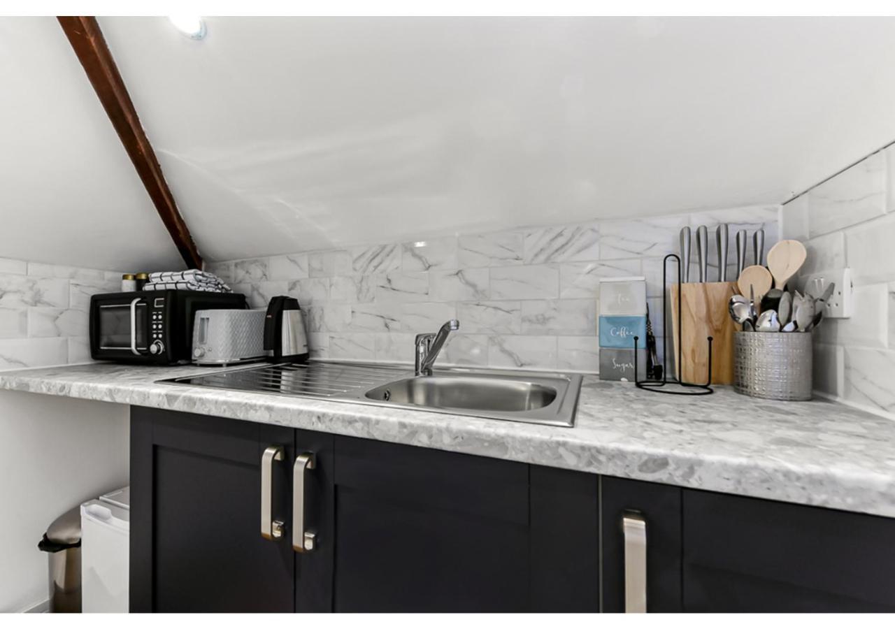 Sleek And Modern Studio With Minimalist Vibe Chelmsford Exterior foto