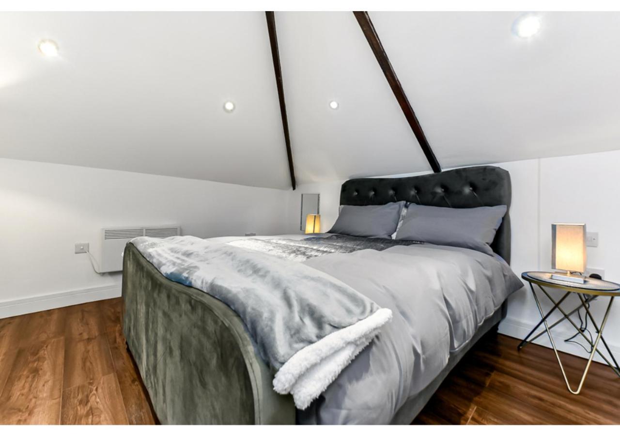Sleek And Modern Studio With Minimalist Vibe Chelmsford Exterior foto