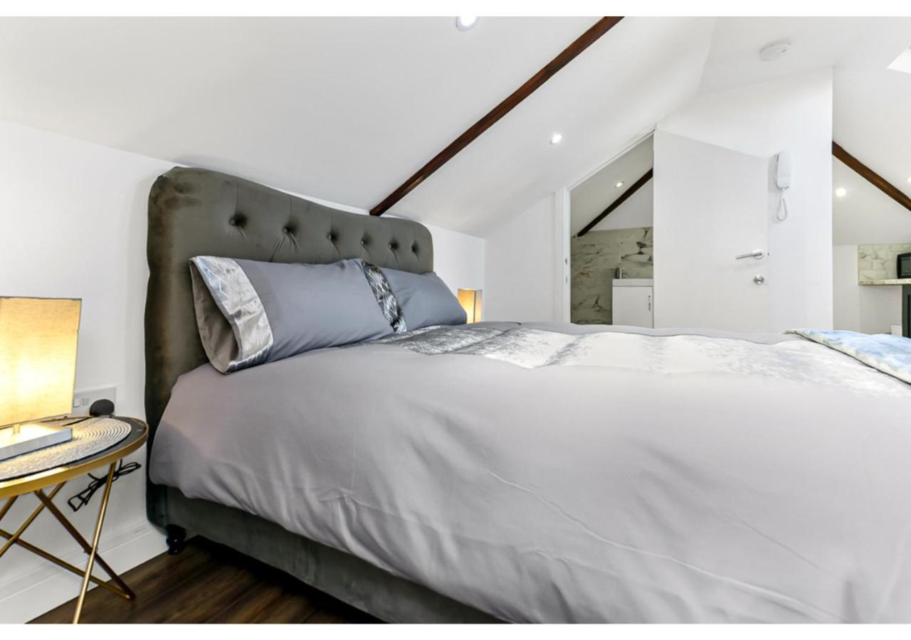 Sleek And Modern Studio With Minimalist Vibe Chelmsford Exterior foto